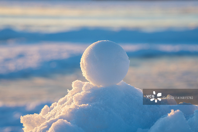 夕阳下的雪球图片素材