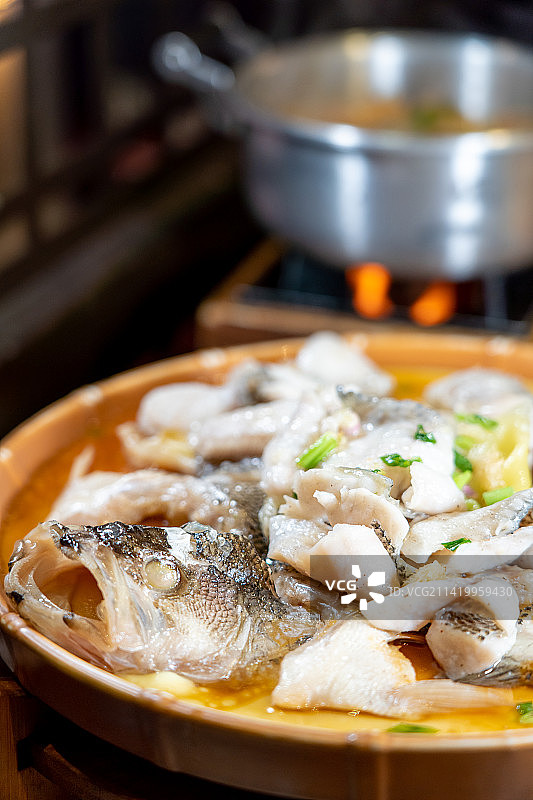 广东省特色传统名菜之 土鸡蛋清蒸鲈鱼图片素材