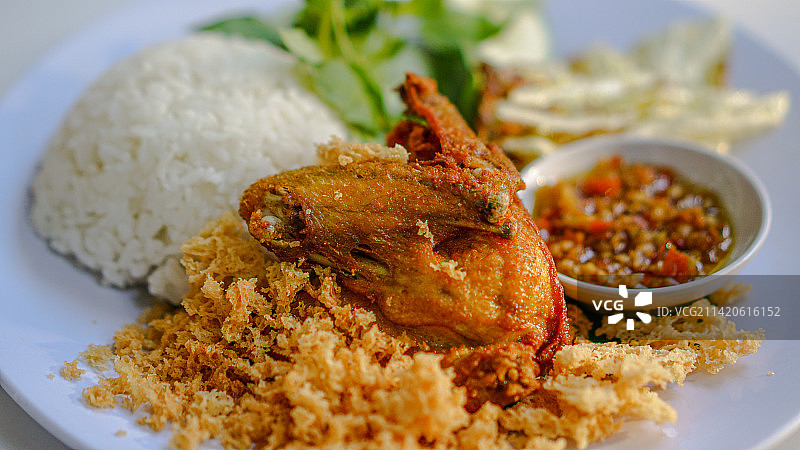 印度尼西亚，餐桌上盘子里的餐点特写图片素材