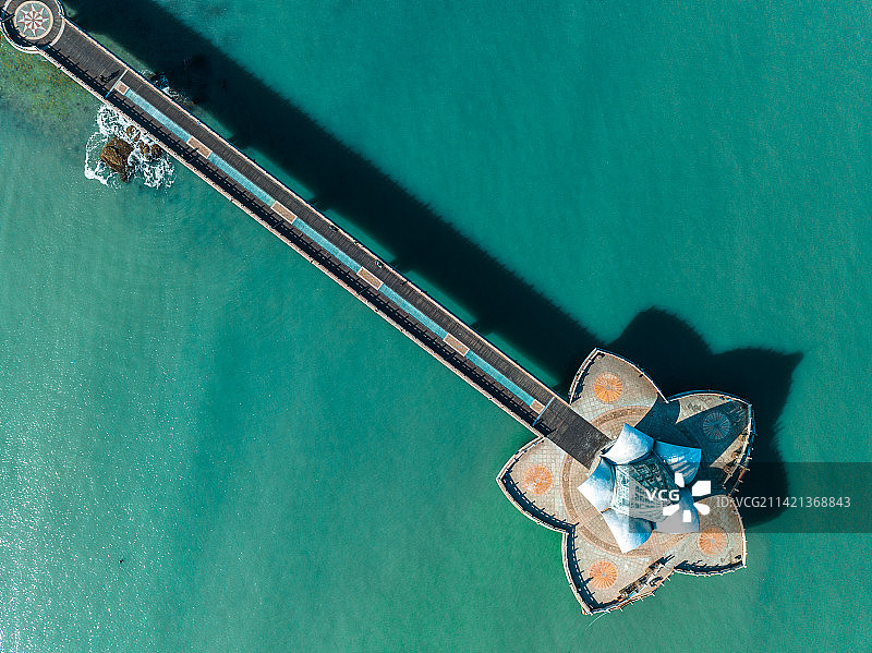 烟台栈桥景区海上航拍俯视角图片素材