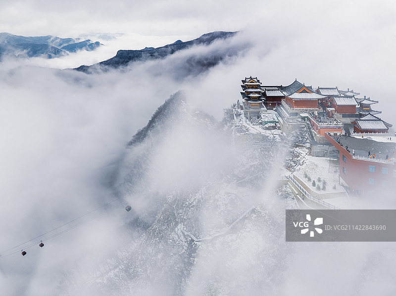 河南省焦作市云台山风景区，茱萸峰，冬季雪后航拍。图片素材