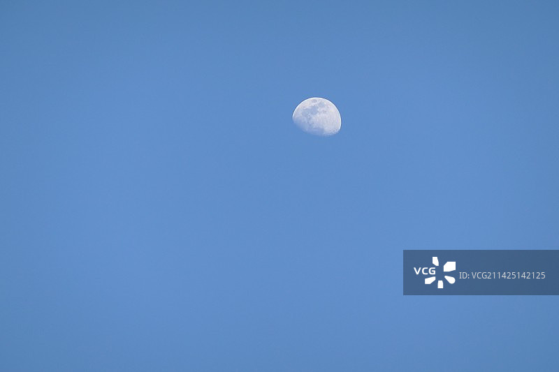 蓝天下的月亮图片素材