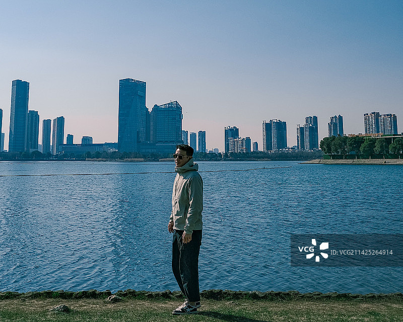 江苏宜兴东氿公园湖边欣赏风景的青年图片素材