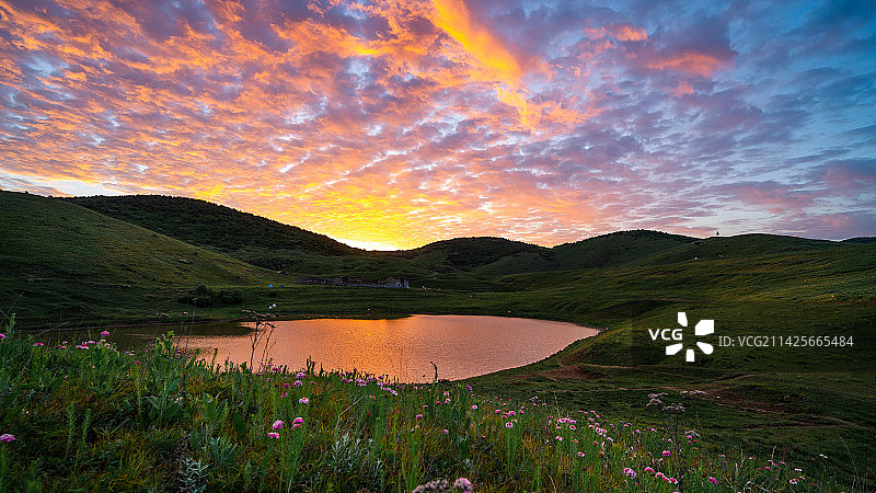 高山草原湖泊的日出朝霞风光图片素材
