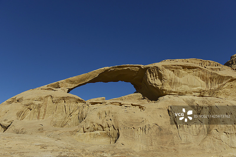 约旦瓦地伦沙漠(Wadi Rum )岩石拱门图片素材