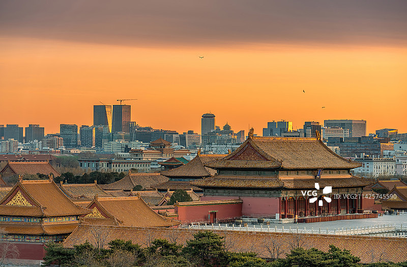 俯瞰故宫宫殿和北京CBD绝美朝霞和城市天际线图片素材