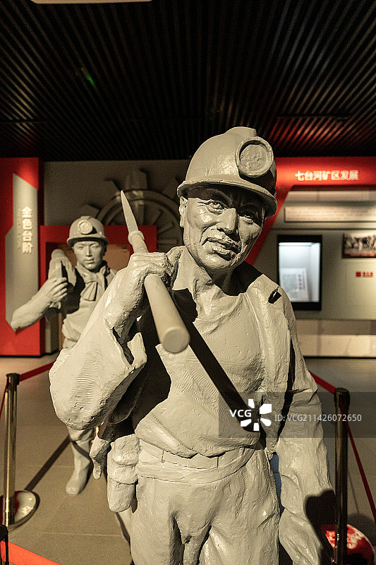 七台河博物馆展示的煤矿工人井下挖煤场景图片素材