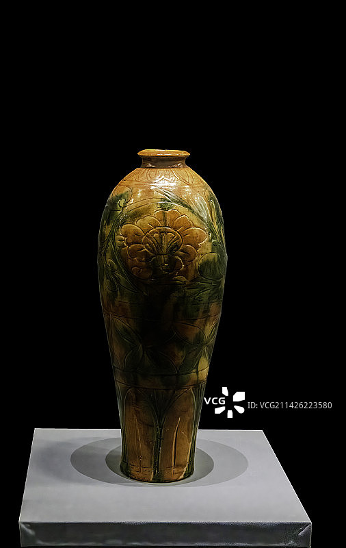 中国北宋瓷器，三彩划花梅瓶，黑釉折肩梅瓶图片素材