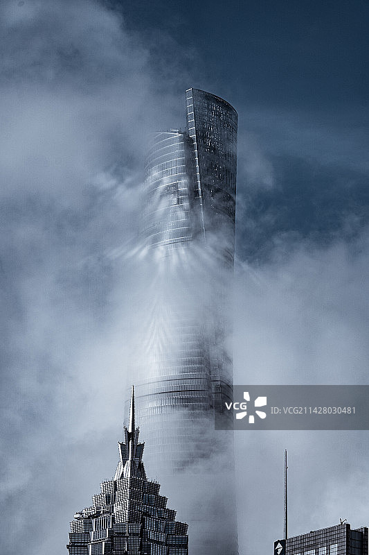 云雾中的建筑图片素材