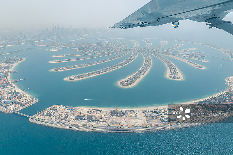 航拍亚洲阿拉伯联合酋长国迪拜的朱美拉棕榈岛图片素材