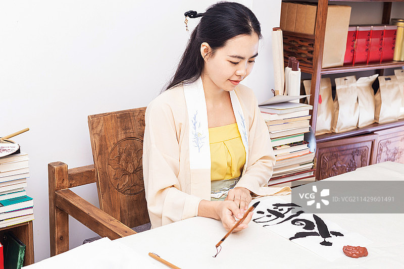 女士手写中国书法字体24节气谷雨图片素材
