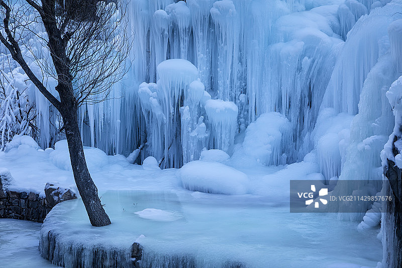 冰瀑，冬天里的冰雪风光，蓝色静谧的寒冰图片素材