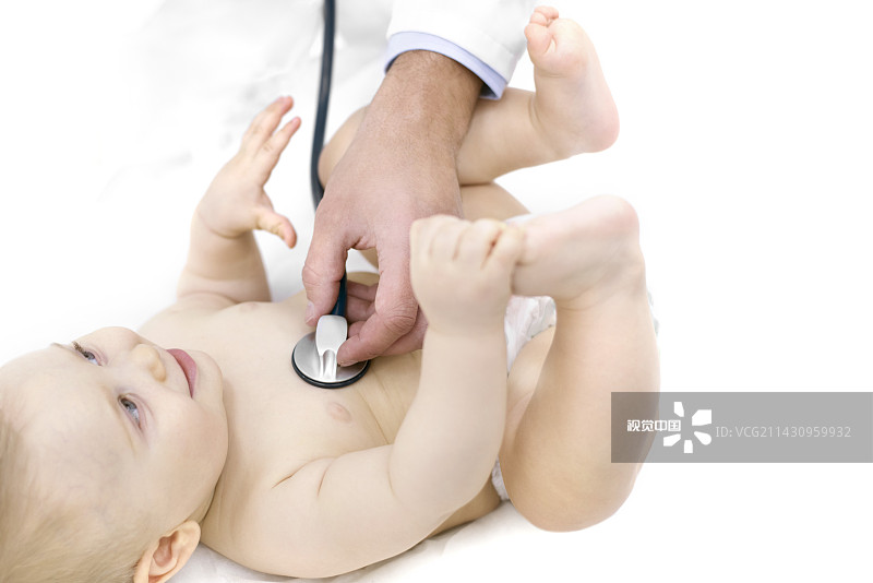 医生用听诊器检查婴儿图片素材