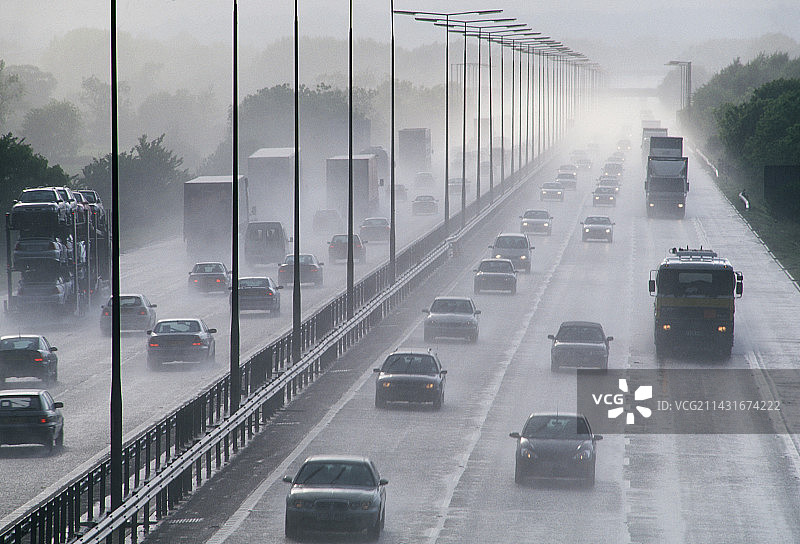 雨中的高速公路交通图片素材