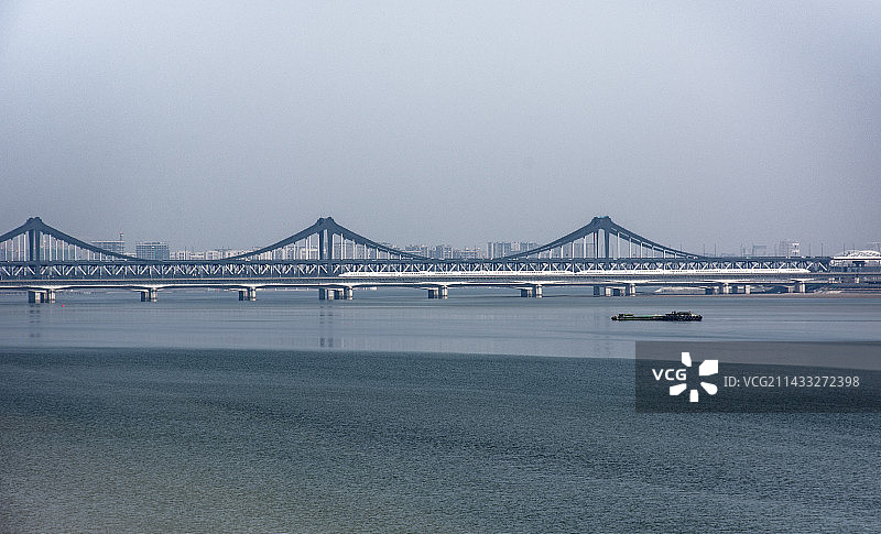 高铁行驶在钱塘江大桥上图片素材