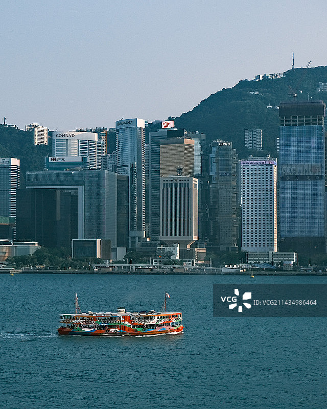在香港维多利亚港湾航行的船只图片素材