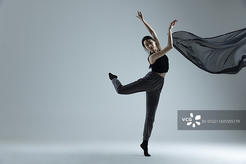 现代舞：美女舞者与飞扬的黑色薄纱图片素材