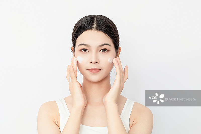 一名用洗面奶洗脸的中国美女图片素材