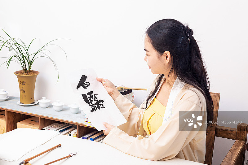 女士手写中国书法字体24节气白露图片素材