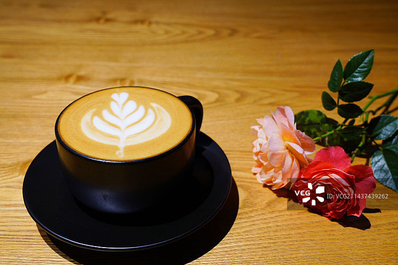 郁金香图案拉花的咖啡，咖啡的拉花艺术图片素材