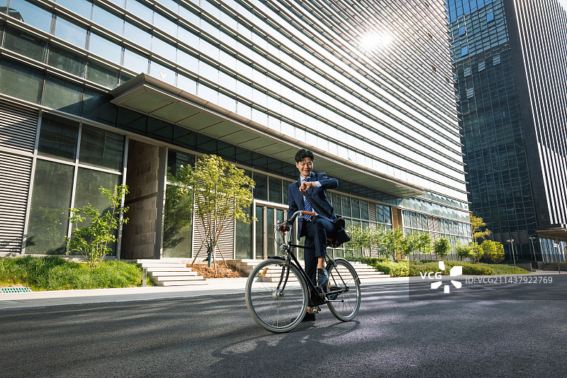 商务人士在金融区骑自行车通勤图片素材