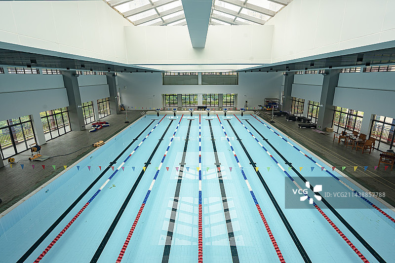 宽敞明亮高端大气的室内游泳馆，福建龙岩图片素材