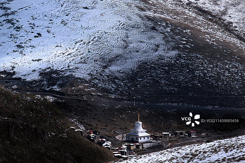 川西雪山下的白塔图片素材
