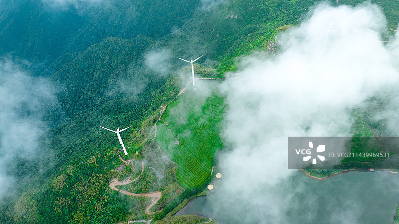 航拍云雾缭绕的风车山景图片素材