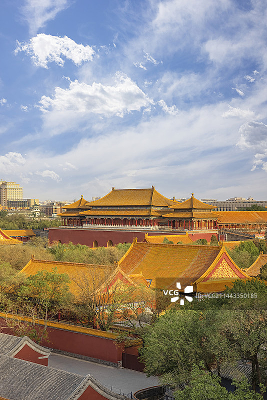 下午蓝天白云下阳光照耀的北京故宫博物院图片素材