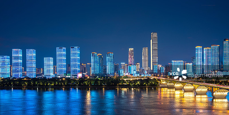 湖南省长沙市国金中心与橘子洲大桥城市风光图片素材