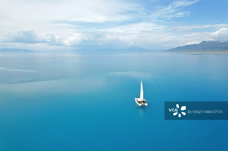 航拍宁静的新疆赛里木湖帆船图片素材