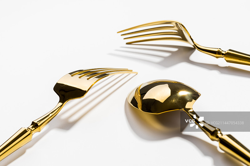 餐桌上的金色不锈钢刀叉勺餐具图片素材
