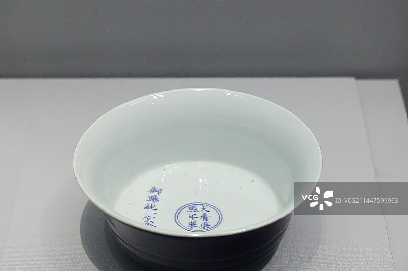 北京中国国家博物馆馆藏清康熙郎窑祭蓝釉合碗（中国古代瓷器展）图片素材