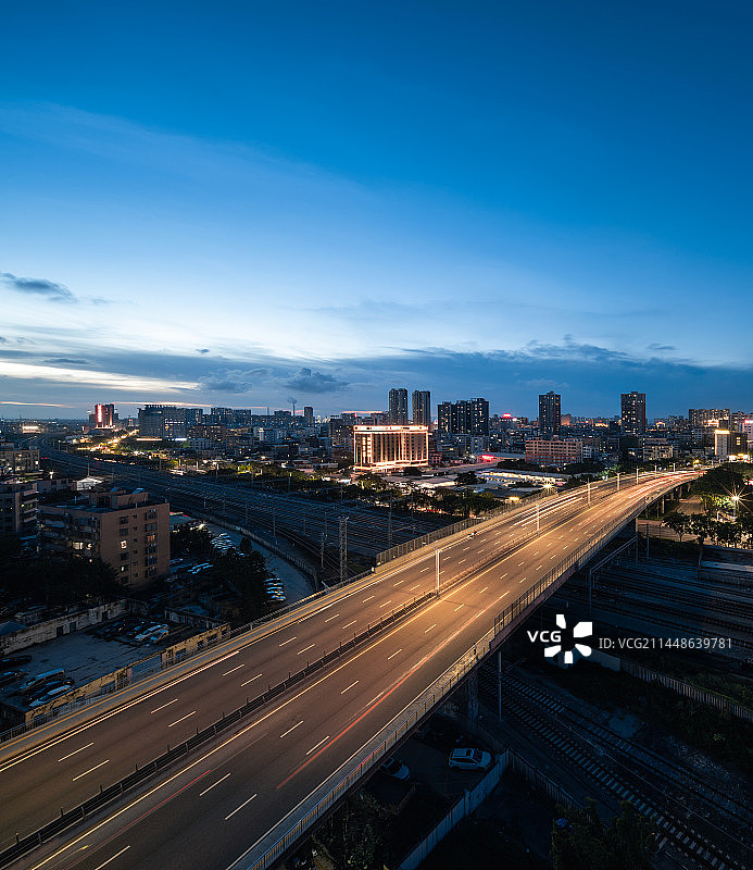 广东省茂名市茂南区高架桥与高铁轨道交汇蓝调夜景日落列车经过图片素材