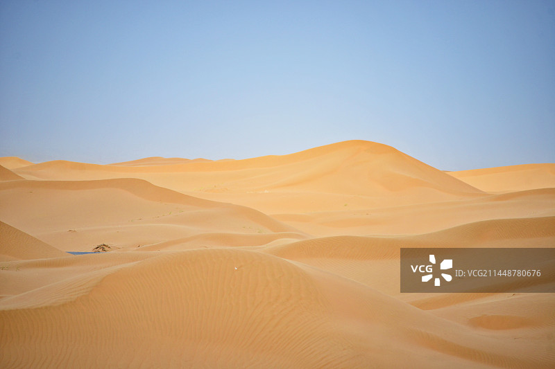 宁夏中卫市沙坡头景区腾格里沙漠蓝天下的沙漠风光图片素材