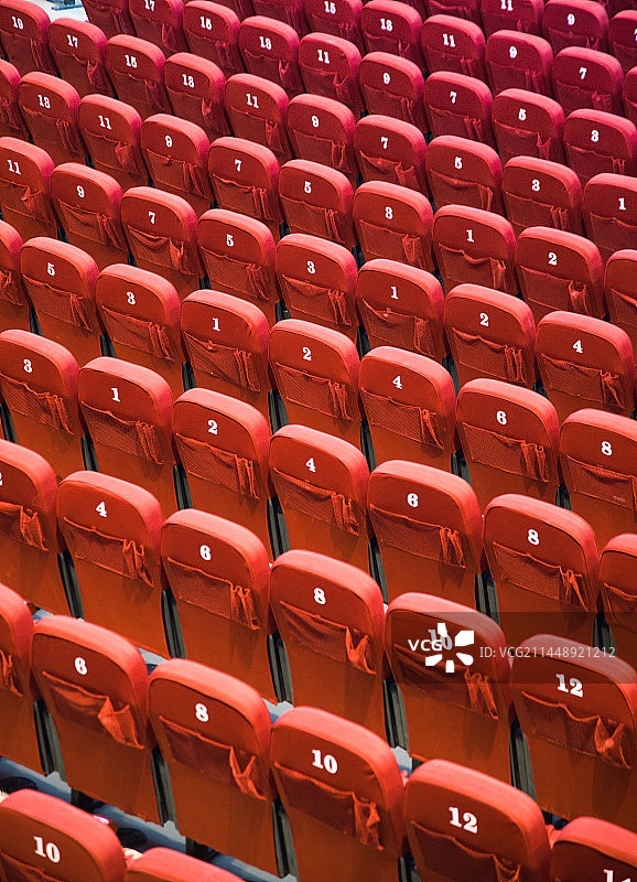 剧院中整齐排列的红色座椅图片素材