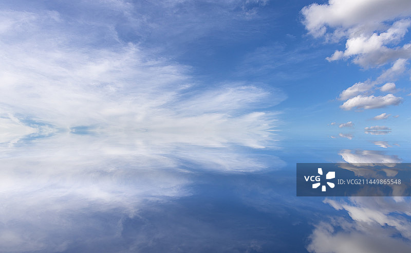蓝天白云天空之境湖面倒影图片素材