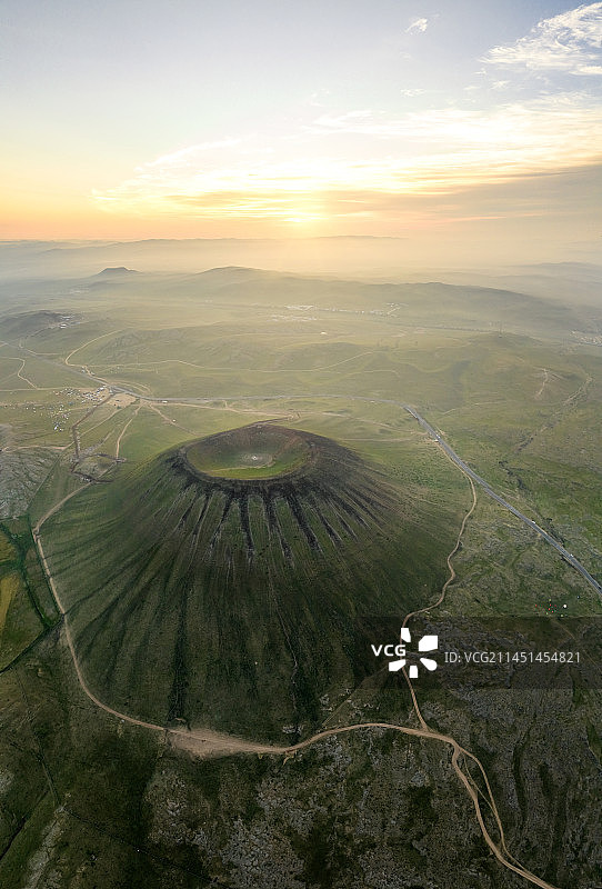 日出时的高角度景观，航拍日出时的火山，乌兰哈达火山日出图片素材