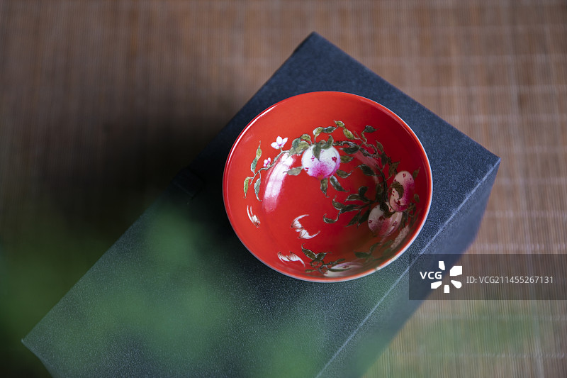仿古瓷器中式审美茶碗红色的寿桃图片素材