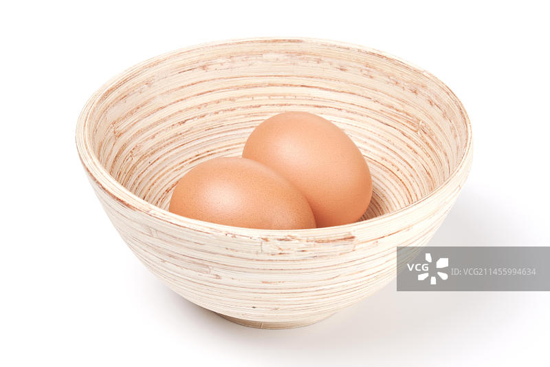 两个鸡蛋在一个木碗里图片素材