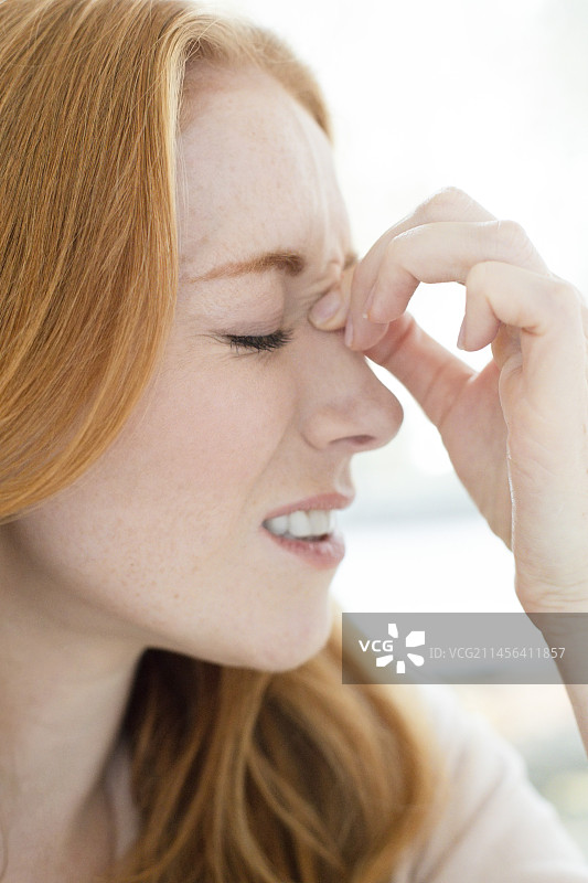 女性鼻窦疼痛图片素材