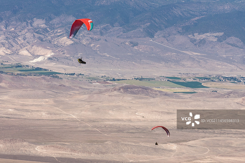 美国犹他州塞维尔山谷上空的滑翔伞图片素材