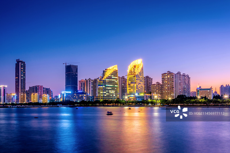 中国广东湛江金沙湾观海长廊夜景风光图片素材
