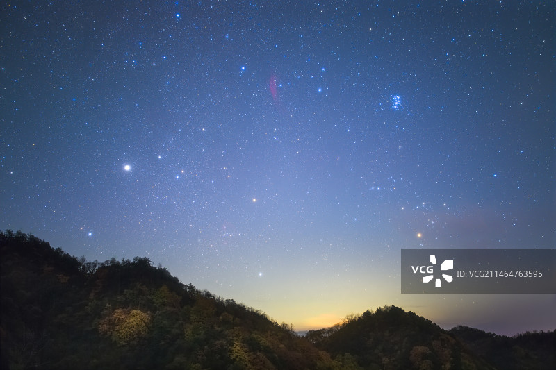 秦岭夜空繁星与彩色星云星团图片素材