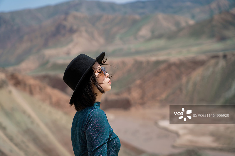 在中国新疆吉昌回族自治区努尔加大峡谷的女性游客图片素材