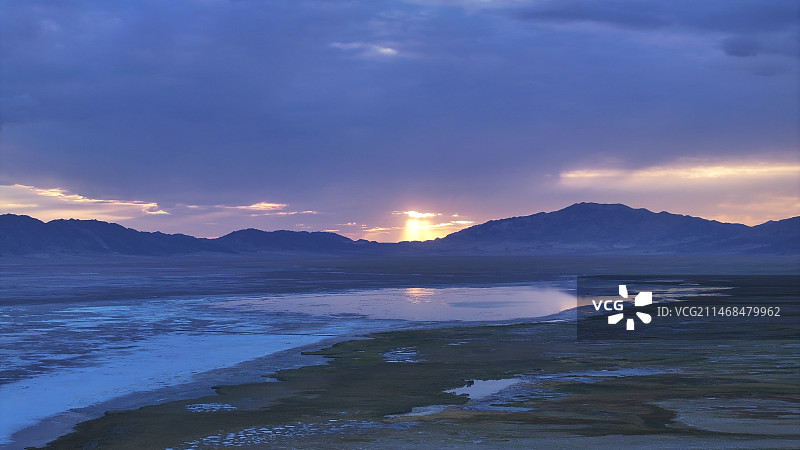 航拍翡翠湖全景图片素材