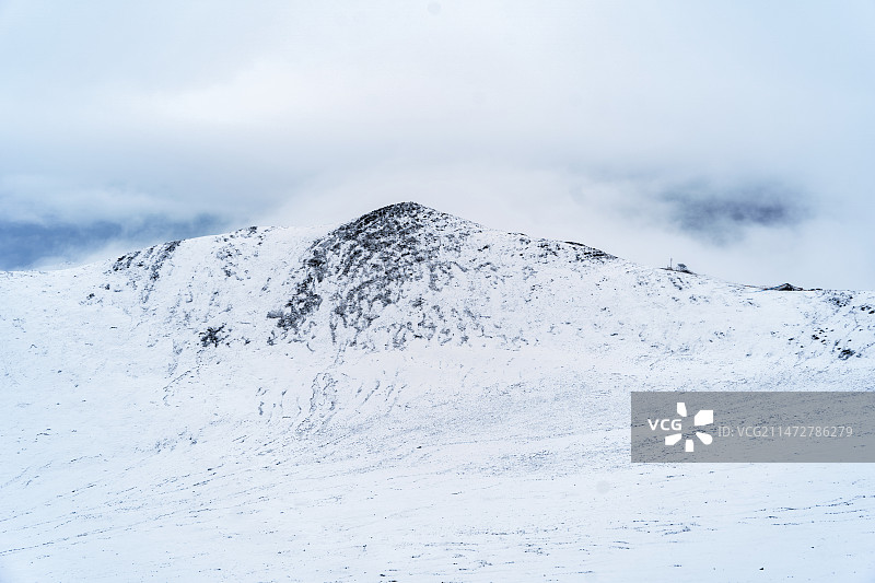 高原雪山空旷的道路图片素材