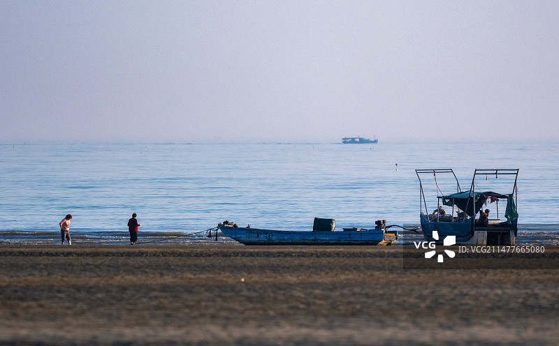 海边渔民和渔船图片素材