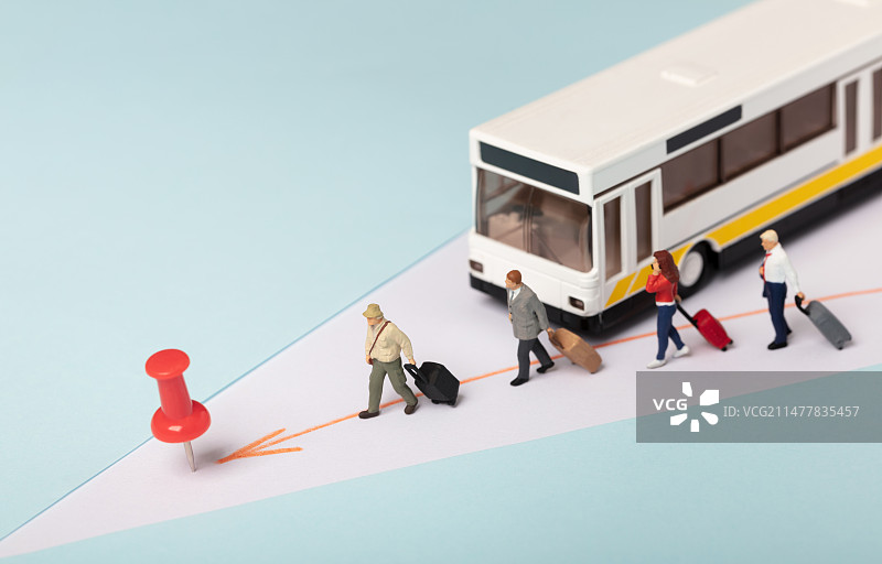 微缩创意旅游大巴上的游客到达目的地图片素材