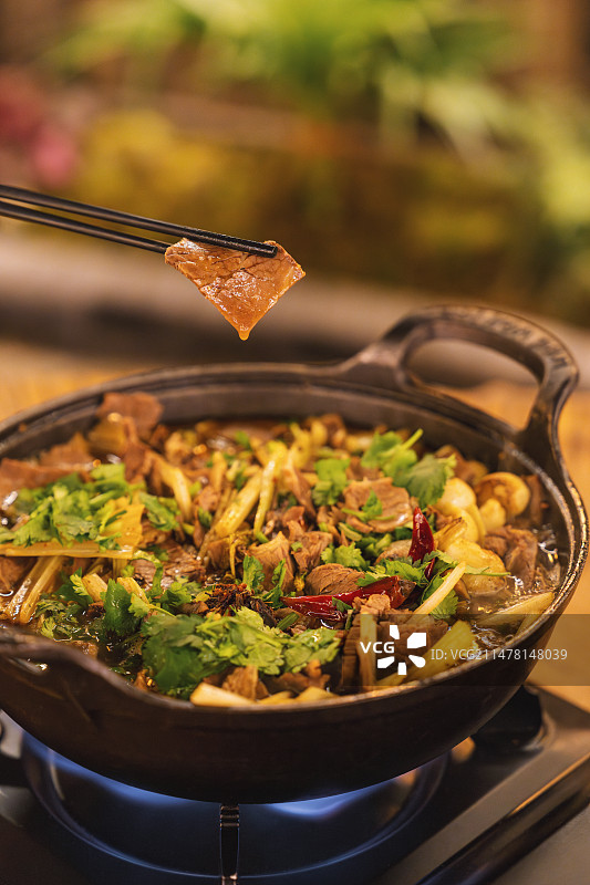 青藏民族特色的美食：牦牛火锅图片素材